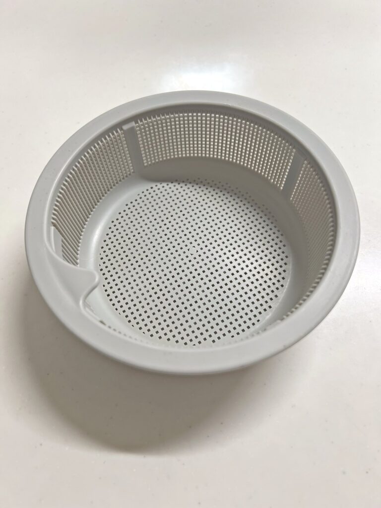 処分したプラスチック製の排水口くず受け（細かい網目とスリット）